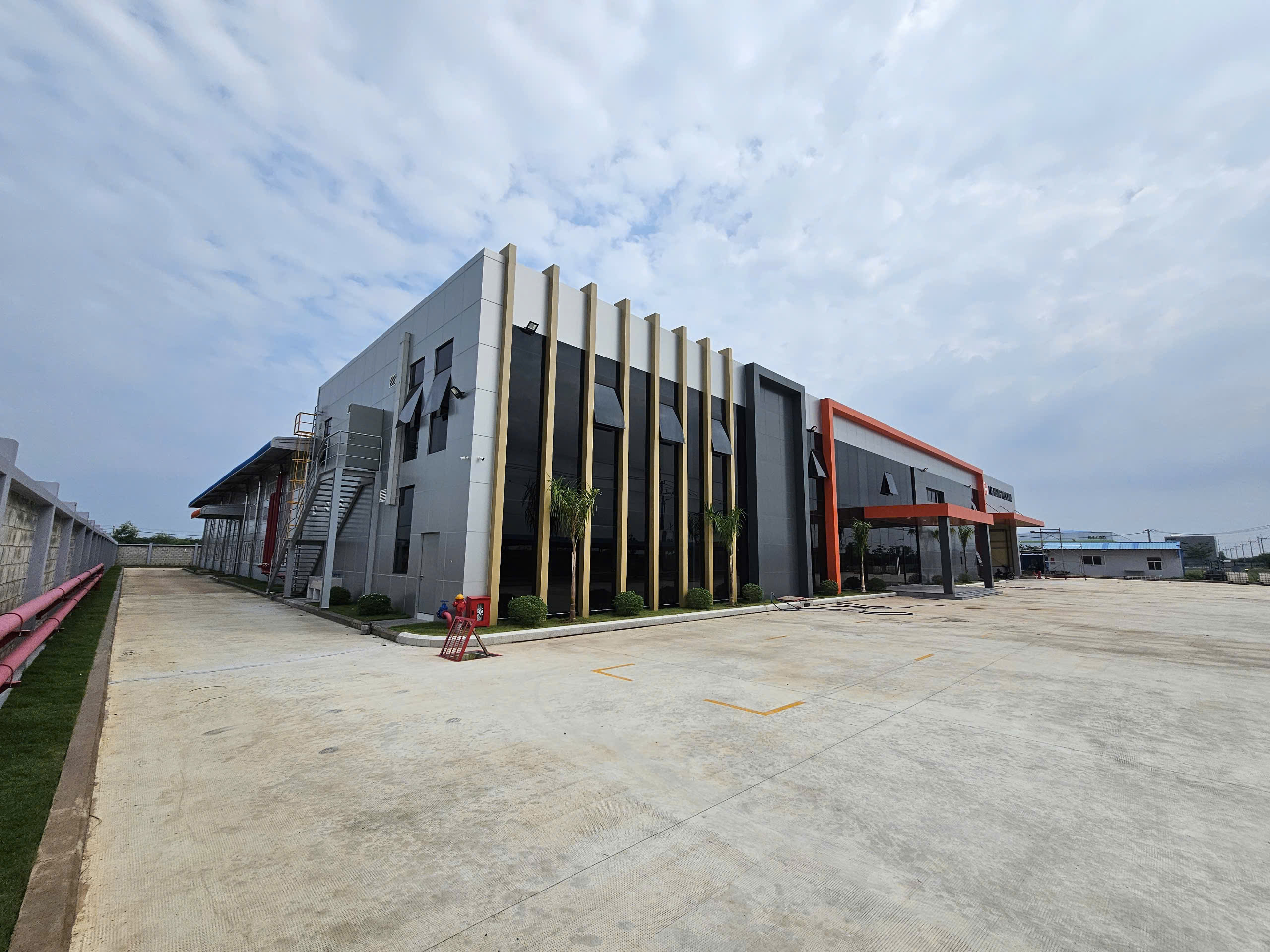 hoàn thiện ốp mặt dựng alu